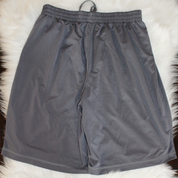 Under Armour, gray Loose heatGear shorts Youth XL - Picture 2 of 7